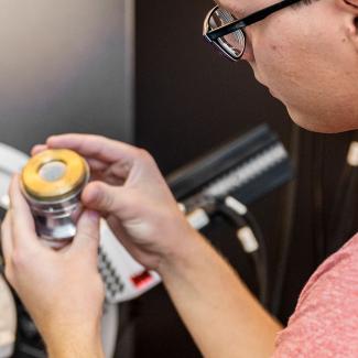 Ein Student bei der Analyse von Materialien im Labor