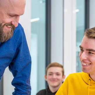Ein Professor erklärt einem Studenten etwas