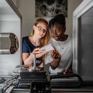 2 Personen hinter einem Computertomograph
