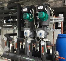 Wärmerückgewinnungssystem mit Umwälzpumpen und Steuerung